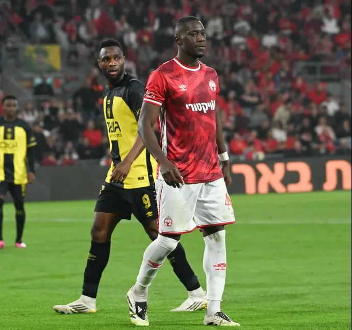 שחקן הפועל באר שבע, ג'יבריל דיופ, ליד שחקן בית