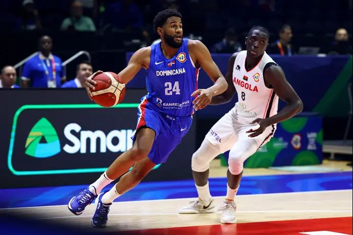 אל-ג'יי פיגרואה (משמאל), שחקן נבחרת הרפובליקה הדומיניקנית