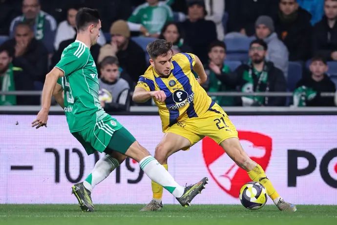 נועם בן הרוש שחקן מכבי תל אביב מול ילה בטאי שחקן מכבי חיפה