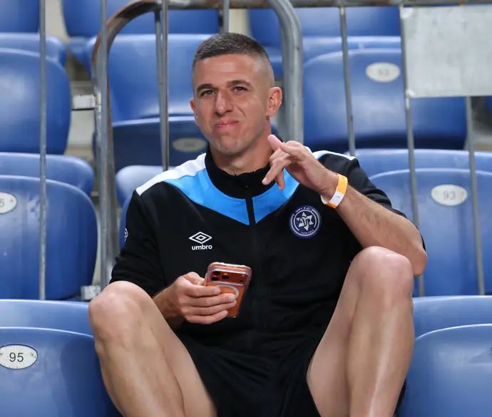 עידן ורד שחקן מכבי פתח תקוה ביציע