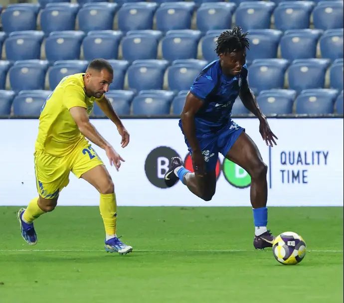 חוסה קורטס שחקן מכבי פתח תקוה לפני רום אליאס שחקן מכבי הרצליה