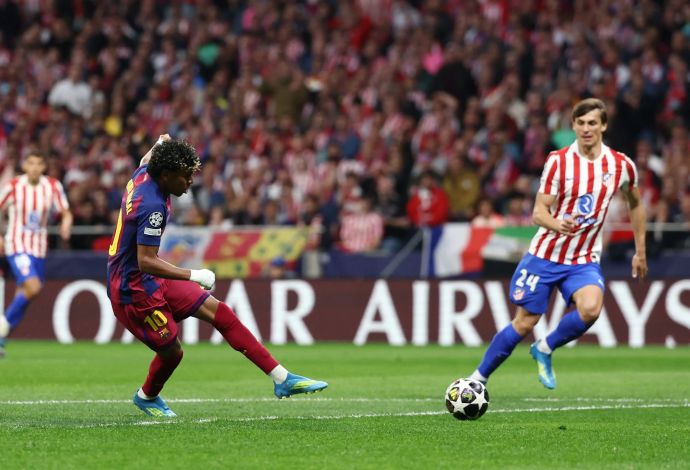 לאמין ימאל שחקן ברצלונה כובש מול אתלטיקו מדריד