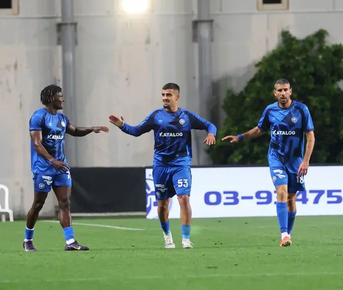 איתן טיבי, לירן חזן, חוסה קורטס שחקני מכבי פתח תקוה חוגגים