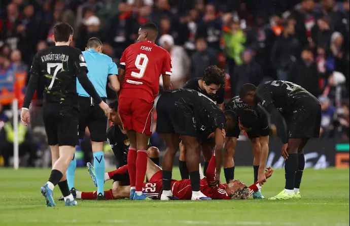 שחקן ליברפול הוגו אקיטיקה פצוע על הדשא