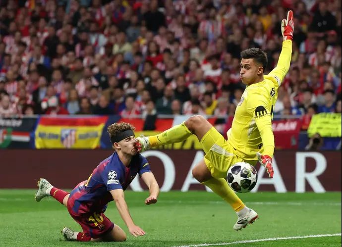 חואן מוסו שוער אתלטיקו מדריד בועט בפניו של פרמין לופס שחקן ברצלונה