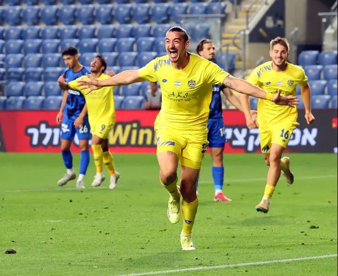 אוהד ברזילי שחקן מכבי הרצליה חוגג שער