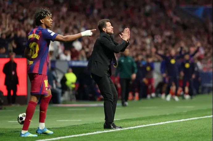 דייגו סימאונה מאמן אתלטיקו מדריד לצד לאמין ימאל שחקן ברצלונה