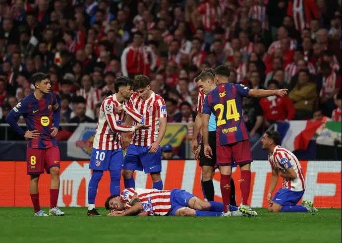 מתאו רוג'רי שחקן אתלטיקו מדריד פצוע על הדשא