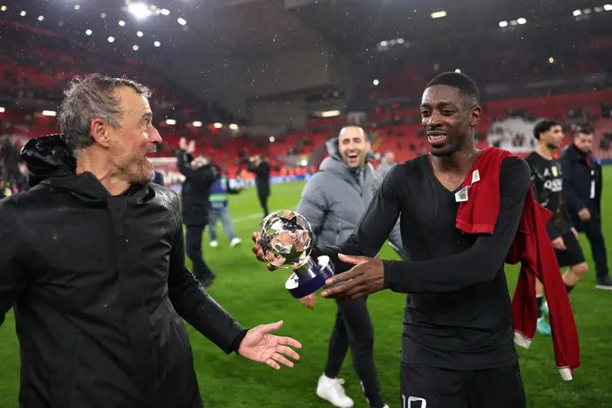 שחקן פריז סן ז'רמן עוסמאן דמבלה עם המאמן לואיס אנריקה