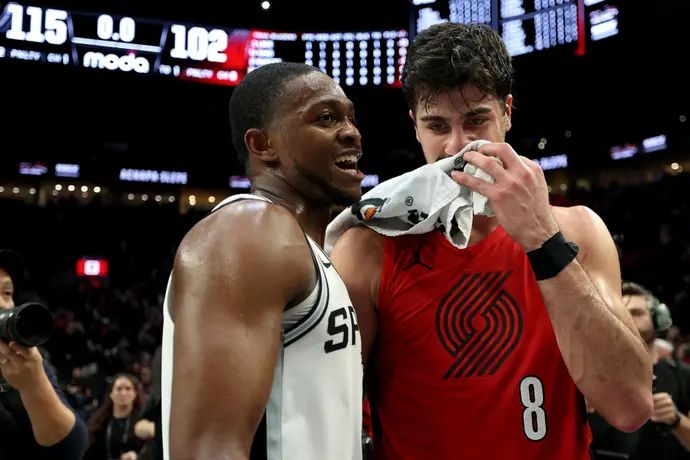 שחקן פורטלנד טריילבלייזרס דני אבדיה מול שחקן שחקן סן אנטוניו ספרס קלדון ג'ונסון