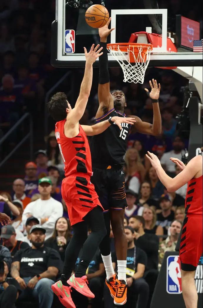 שחקן פורטלנד טריילבלייזרס דני אבדיה מול שחקן פיניקס סאנס מארק וויליאמס