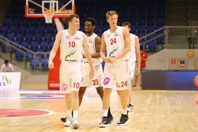 שחקן הפועל באר שבע ספנסר וייס עם איוון ברוינסמה