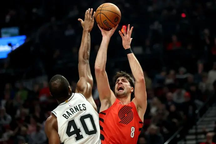 שחקן פורטלנד טריילבלייזרס דני אבדיה מול שחקן שחקן סן אנטוניו ספרס האריסון בארנס