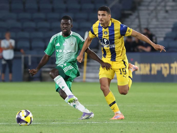 שחקן מכבי תל אביב אלעד מדמון מול שחקן מכבי חיפה עבדולאי סק