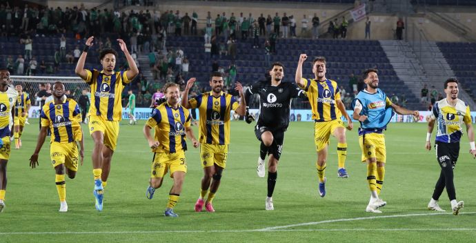 שחקני מכבי תל אביב חוגגים