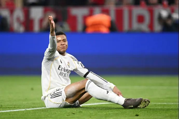 קיליאן אמבפה שחקן ריאל מדריד על הדשא מול באיירן מינכן