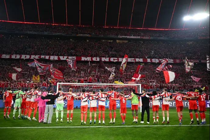 שחקני באיירן מינכן חוגגים מול ריאל מדריד