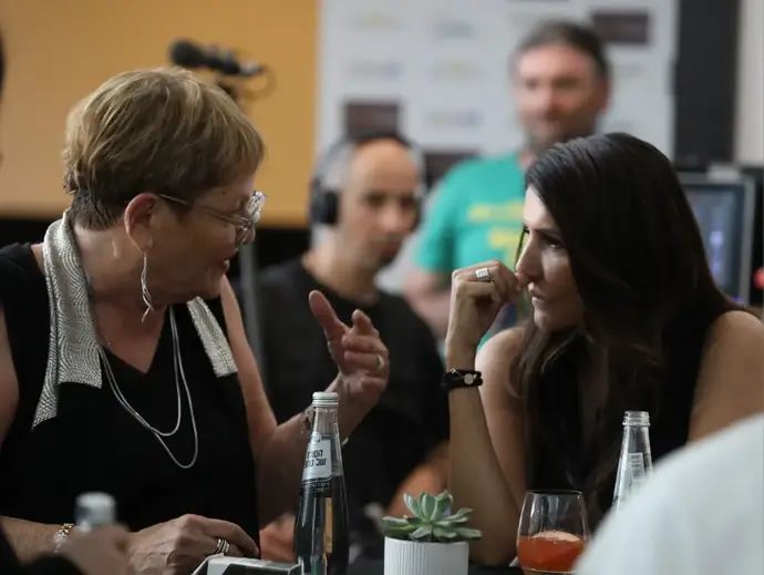 אלונה ברקת עם בתיה שהר, אירוע הפרישה של בן שהר