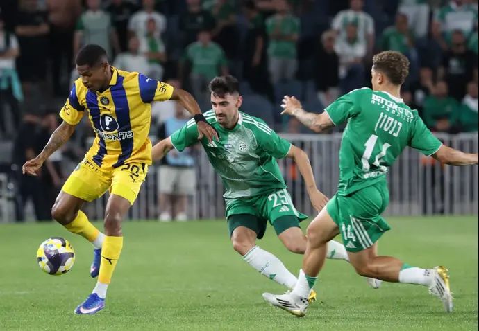 שחקן מכבי תל אביב הליו וארלה מול שחקן מכבי חיפה יילה בטאי