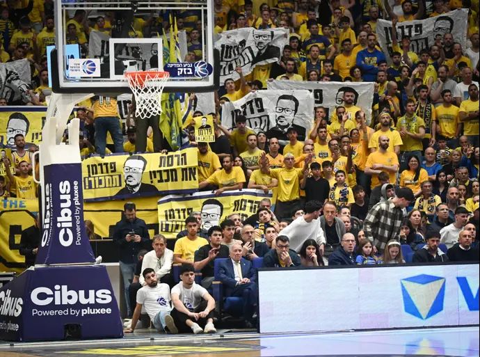 אוהדי מכבי תל אביב במחאה נגד דני פדרמן בגמר הגביע