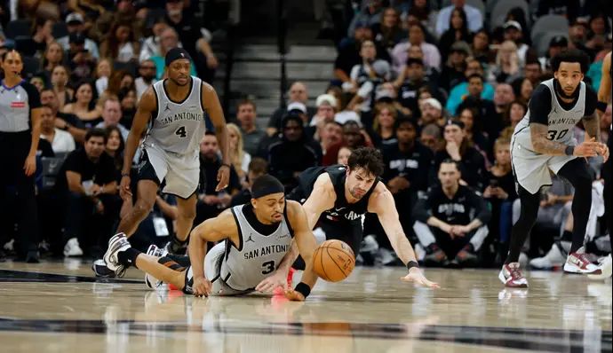 שחקן פורטלנד טריילבלייזרס דני אבדיה מול שחקן סן אנטוניו ספרס קלדון ג'ונסון