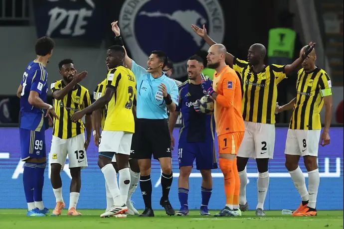 נטע לביא שחקן זלביה מצ'ידה (במרכז) מול אל איתיחאד