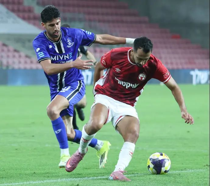 שחקן הפועל באר שבע, אליאל פרץ, מול שחקן הפועל פתח תקוה, יונתן כהן