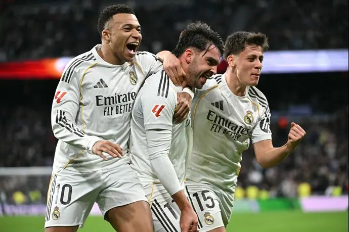 ארדה גולר, ראול אסנסיו, קיליאן אמבפה שחקני ריאל מדריד חוגגים