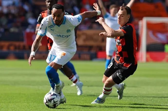 פייר אמריק אובמיאנג שחקן מארסיי לפני פאבלו פאז'יס שחקן לוריין