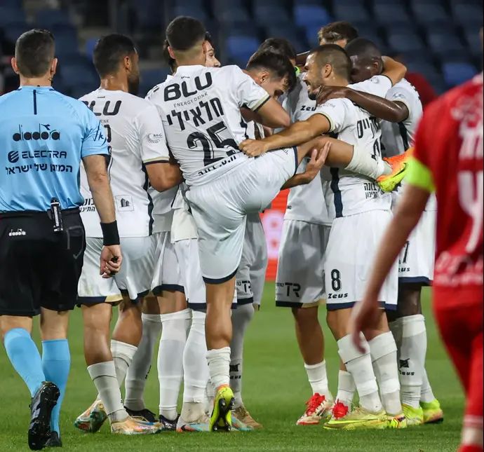 שחקני מכבי בני ריינה חוגגים