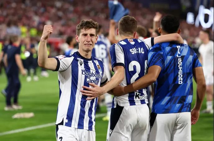 שחקני ריאל סוסיאדד חוגגים את הזכייה בגביע המלך