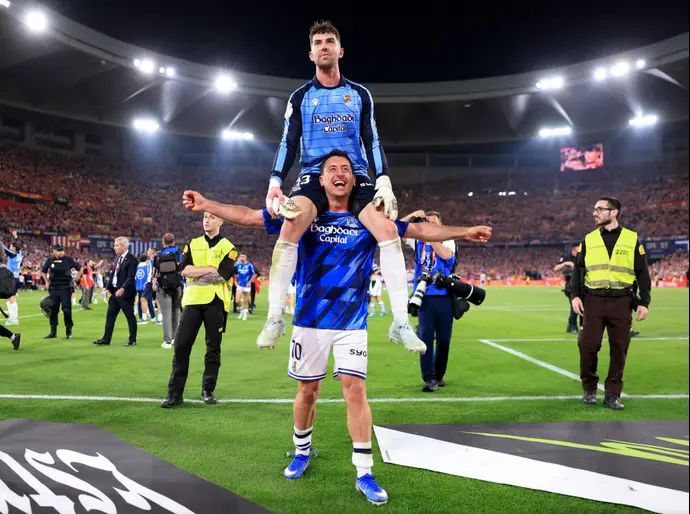 הקפטן מיקל אויארסבאל מניף את השוער אונאי מאררו, ריאל סוסיאדד חוגגת את הזכייה בגביע