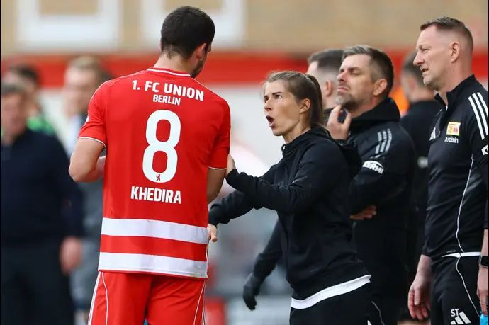 מאמנת אוניון ברלין, מארי לואיז אטה, עם שחקן הקבוצה רני חדירה