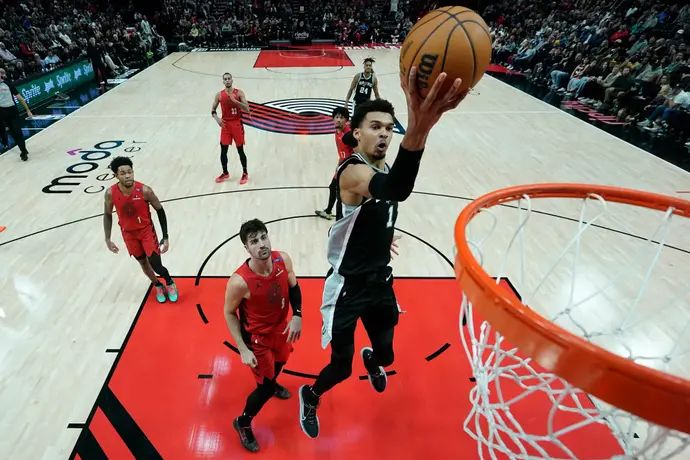 ויקטור וומבניאמה מול דני אבדיה, סן אנטוניו מול פורטלנד