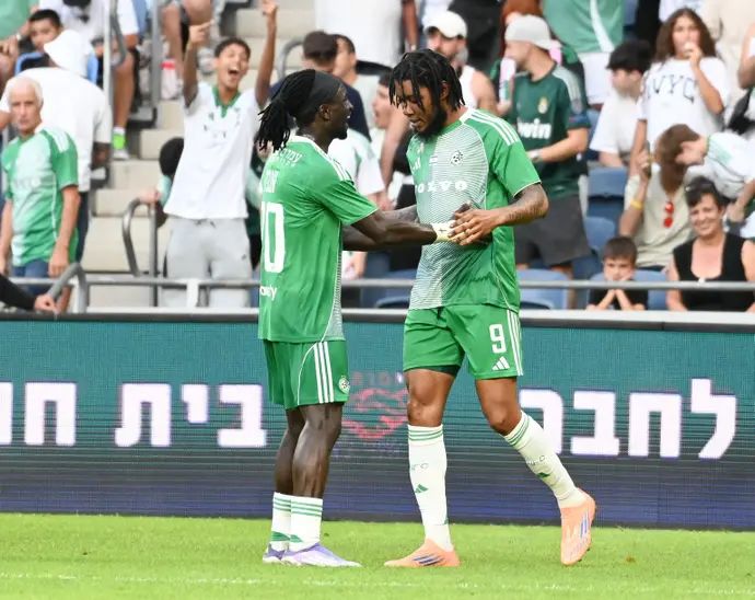 טריבנטה סטיוארט שחקן מכבי חיפה חוגג שער עם פיטר אגבה