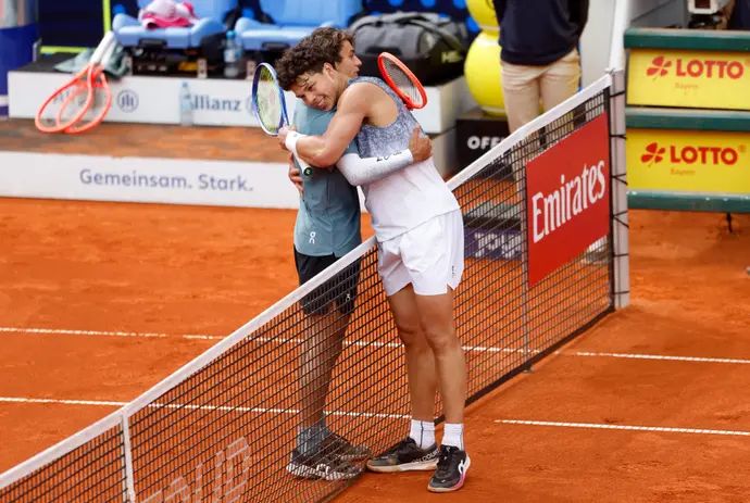 בן שלטון טניסאי אמריקאי עם פלאביו קובולי טניסאי איטלקי בתום גמר טורניר מינכן