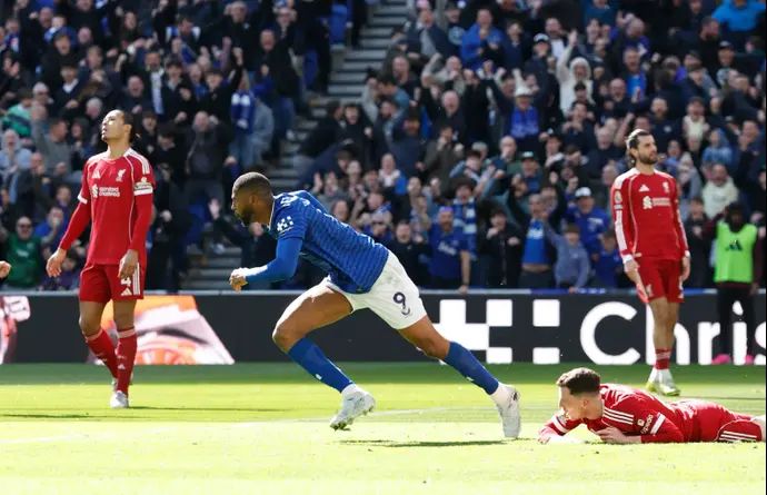 בטו שחקן אברטון חוגג שער