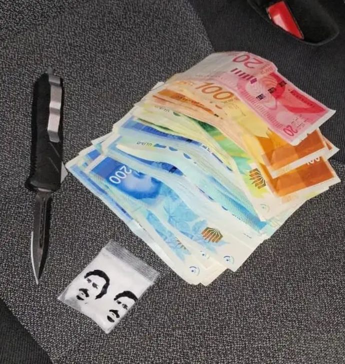 סכין וחומר החשוד כסם, מעצר לפני משחק בטדי