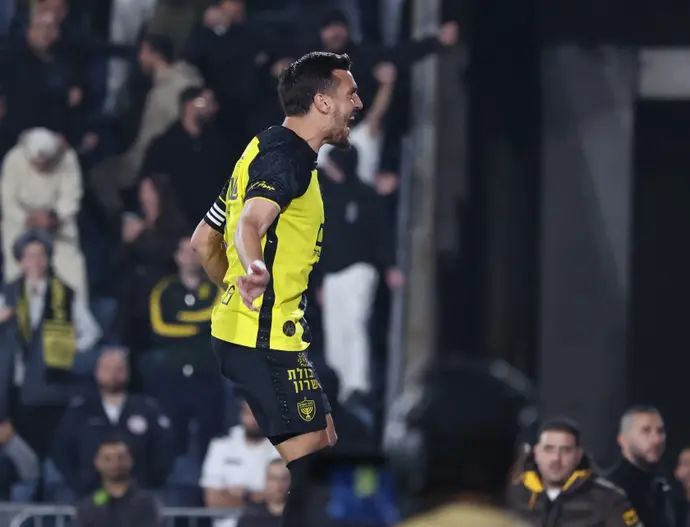 ירדן שועה שחקן בית"ר ירושלים חוגג שער