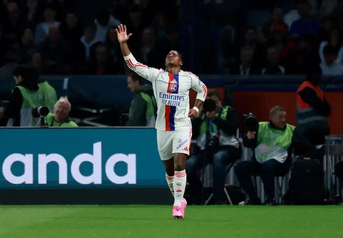 אנדריק שחקן ליון חוגג שער