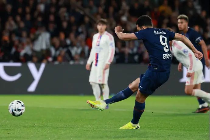 גונסאלו ראמוס שחקן פריז סן ז'רמן מחמיץ פנדל