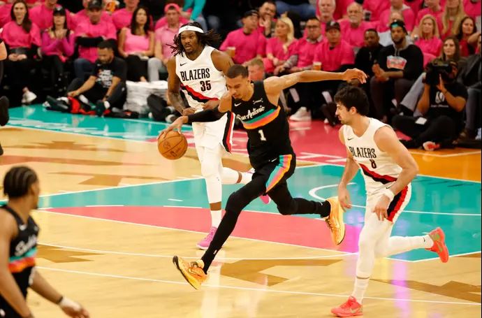 ויקטור וומבניאמה, סן אנטוניו ספרס, מול דני אבדיה שחקן פורטלנד טרייל בלייזרס