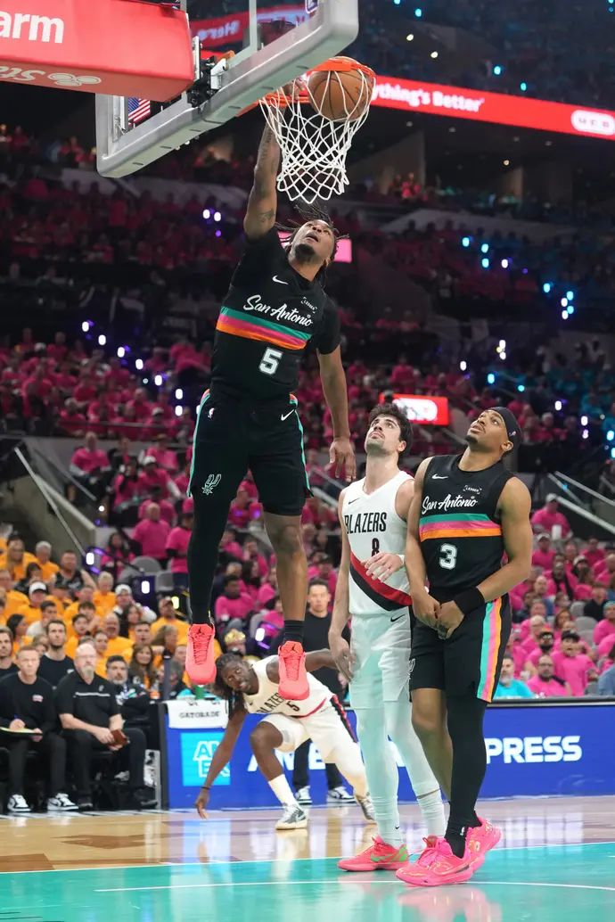 סטפון קאסל, שחקן סן אנטוניו, מטביע מעל אבדיה