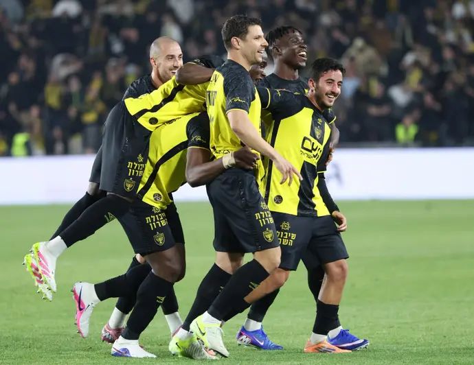 ירדן שועה, בריאן קרבאלי שחקני בית"ר ירושלים חוגגים