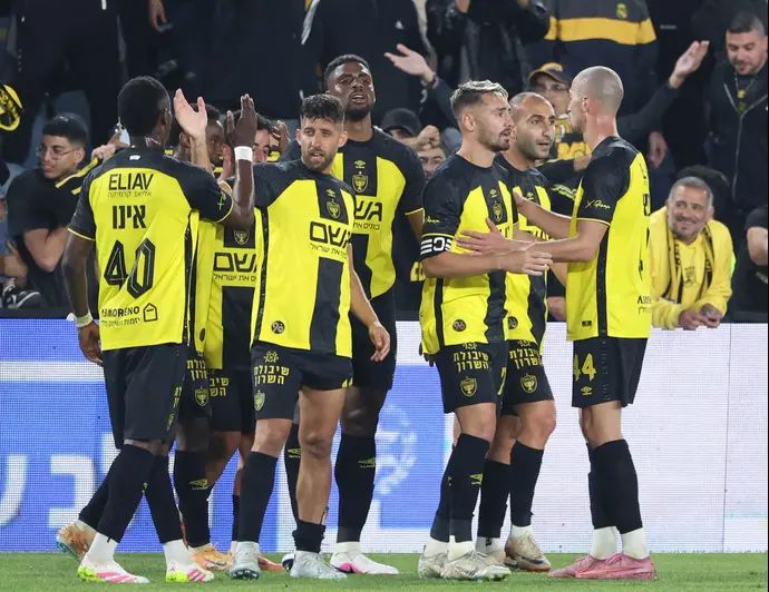 שחקני בית"ר ירושלים חוגגים עם דור מיכה