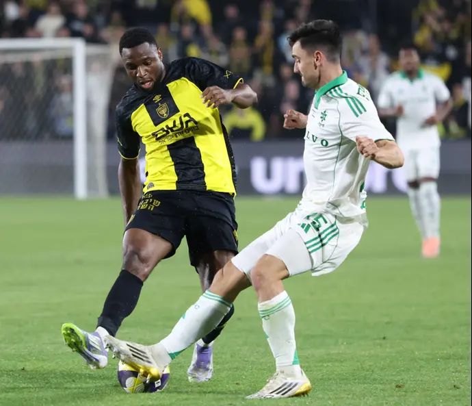 ילה בטאי שחקן מכבי חיפה מול ג'ונבוסקו קאלו שחקן בית