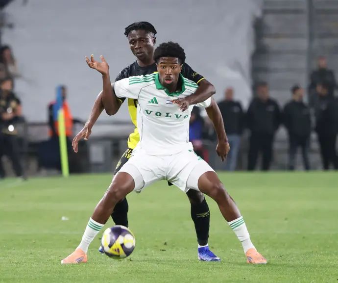 סילבה קאני שחקן מכבי חיפה לפני נאנה אנטווי שחקן בית"ר ירושלים