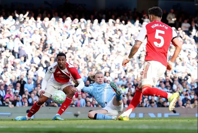 ארלינג הולאנד שחקן מנצ'סטר סיטי כובש לרשת ארסנל