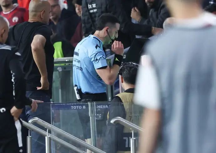 השופט אביעד שילוח בעמדת VAR