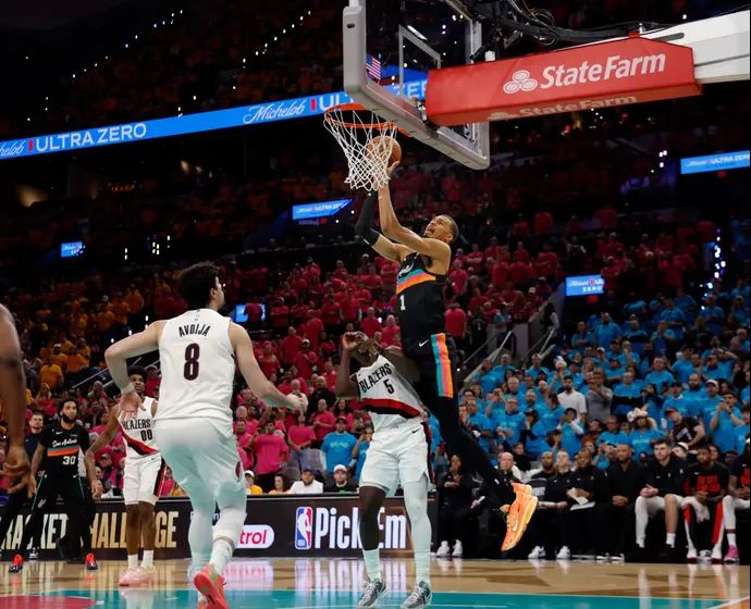 דני אבדיה שחקן פורטלנד נגד ויקטור וומבניאמה